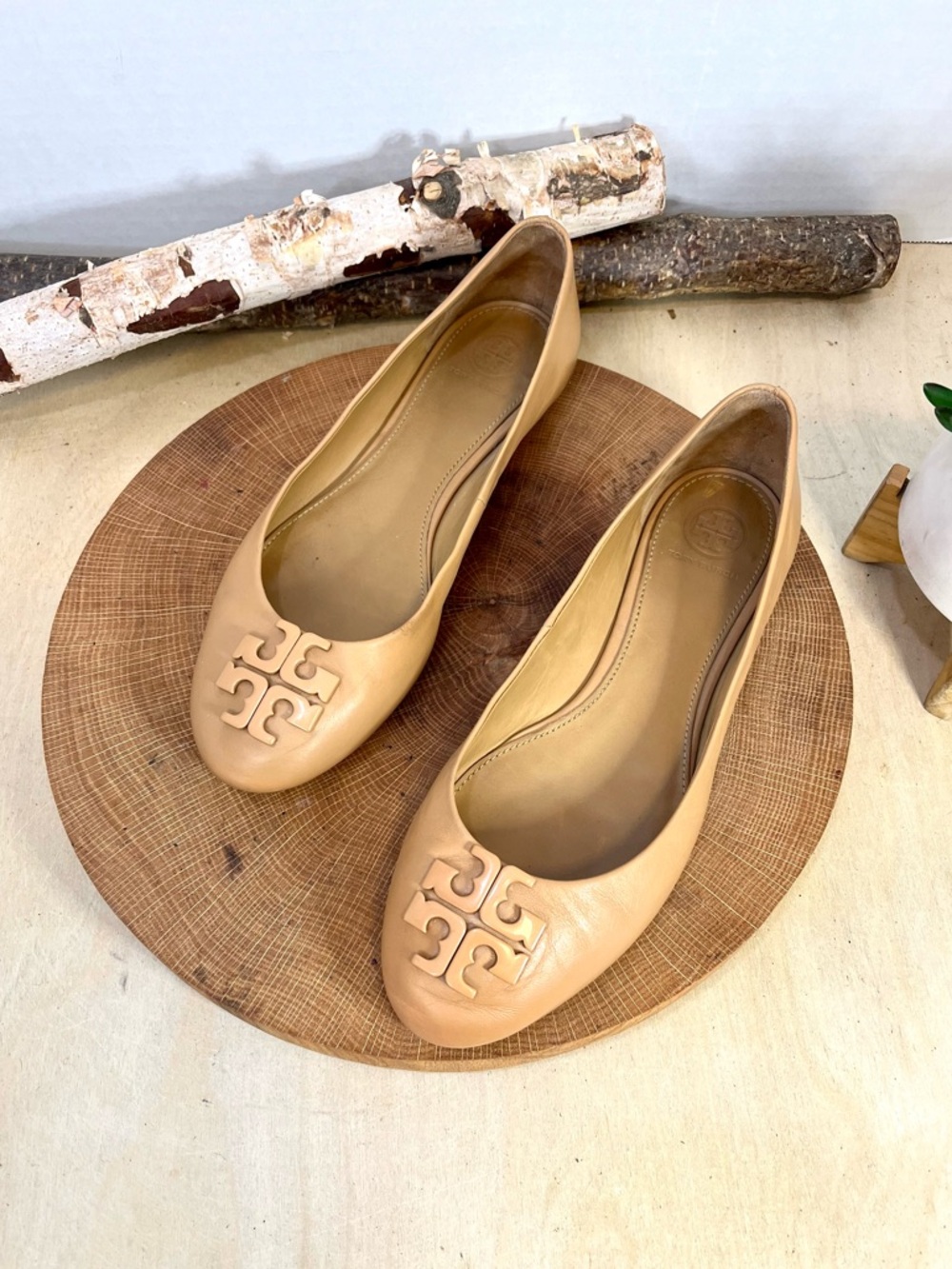 Tory Burch Gigi Almond Toe Tan Leather Flats Small Logo Women's Size 7.5